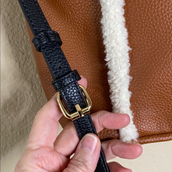 ANN KLEIN Sherpa Faux Leather small crossbody tote bag like new!!! ⭐️⭐️❤️ - Picture 4 of 9